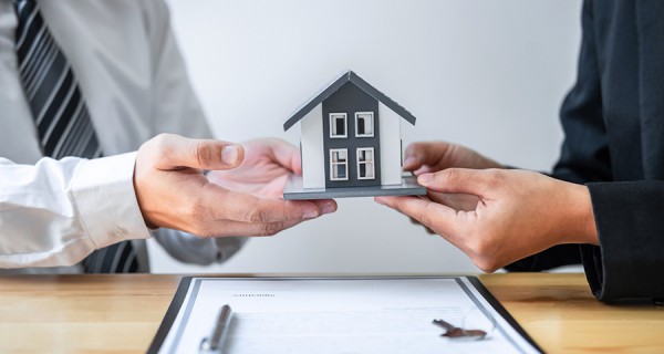 Làm việc với môi giới bất động sản để mua nhà! Nên hay không